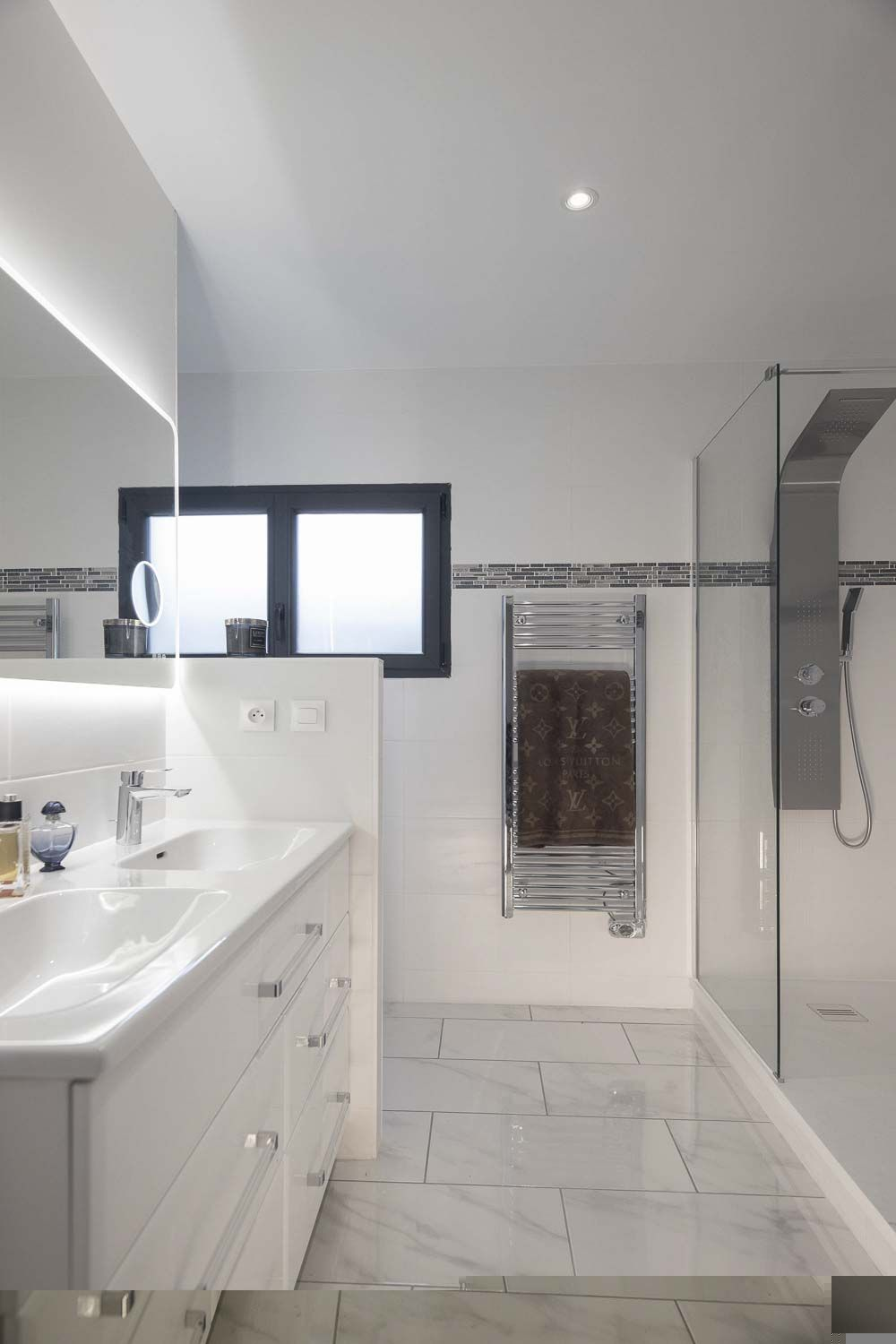 inspiration marbre blanc/ salle d'eau/ pureté/ salle de bain moderne