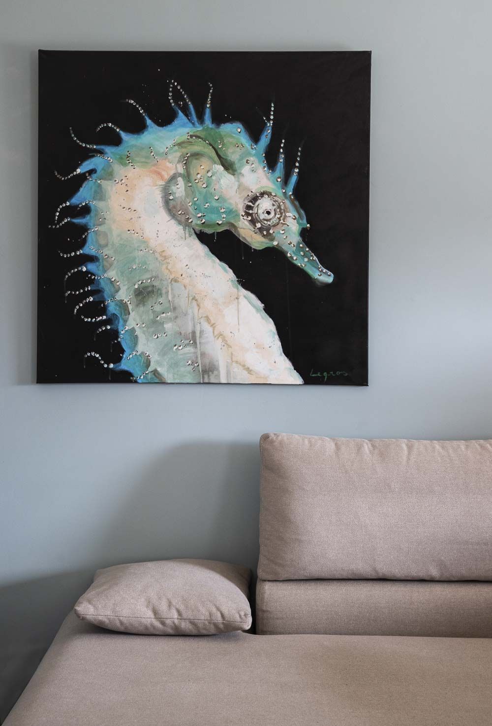 ligne pure, canapé sable, tableau turquoise,  hippocampe, esprit bassin