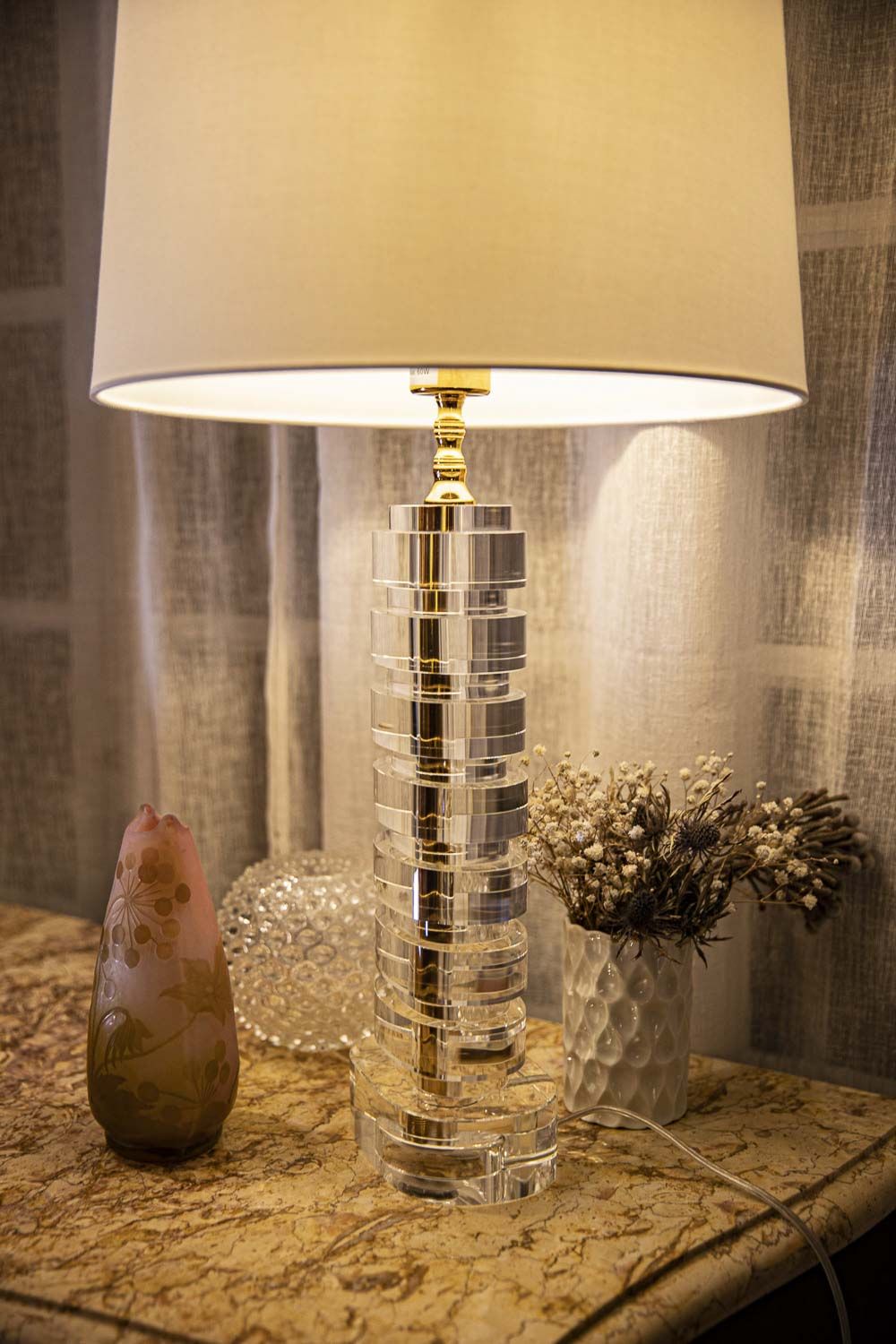 lampe en verre, luminaire contemporain, transparence, esprit classique